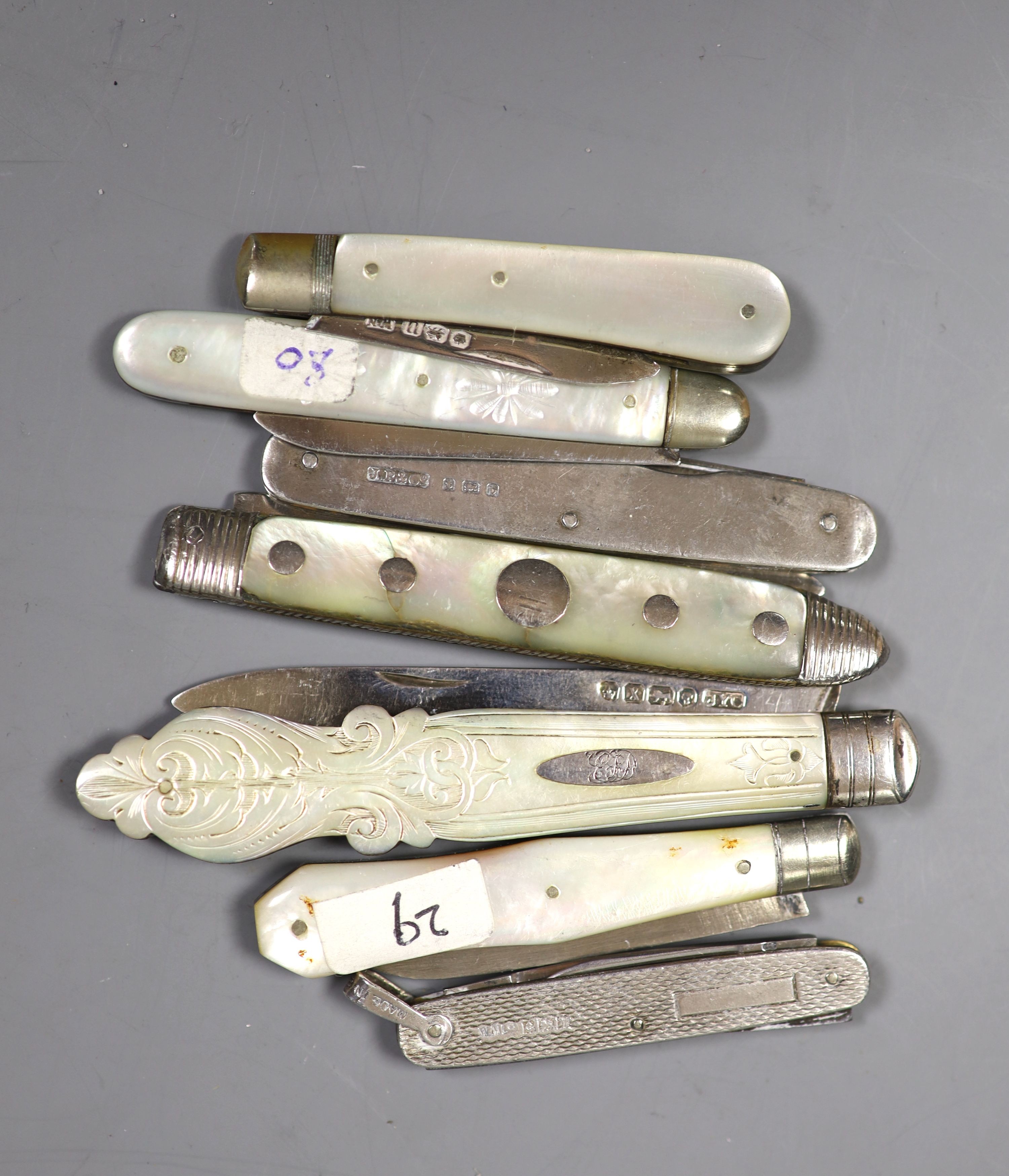 Seven assorted mother of pearl handled silver fruit knives and a penknife and three silver thimbles.